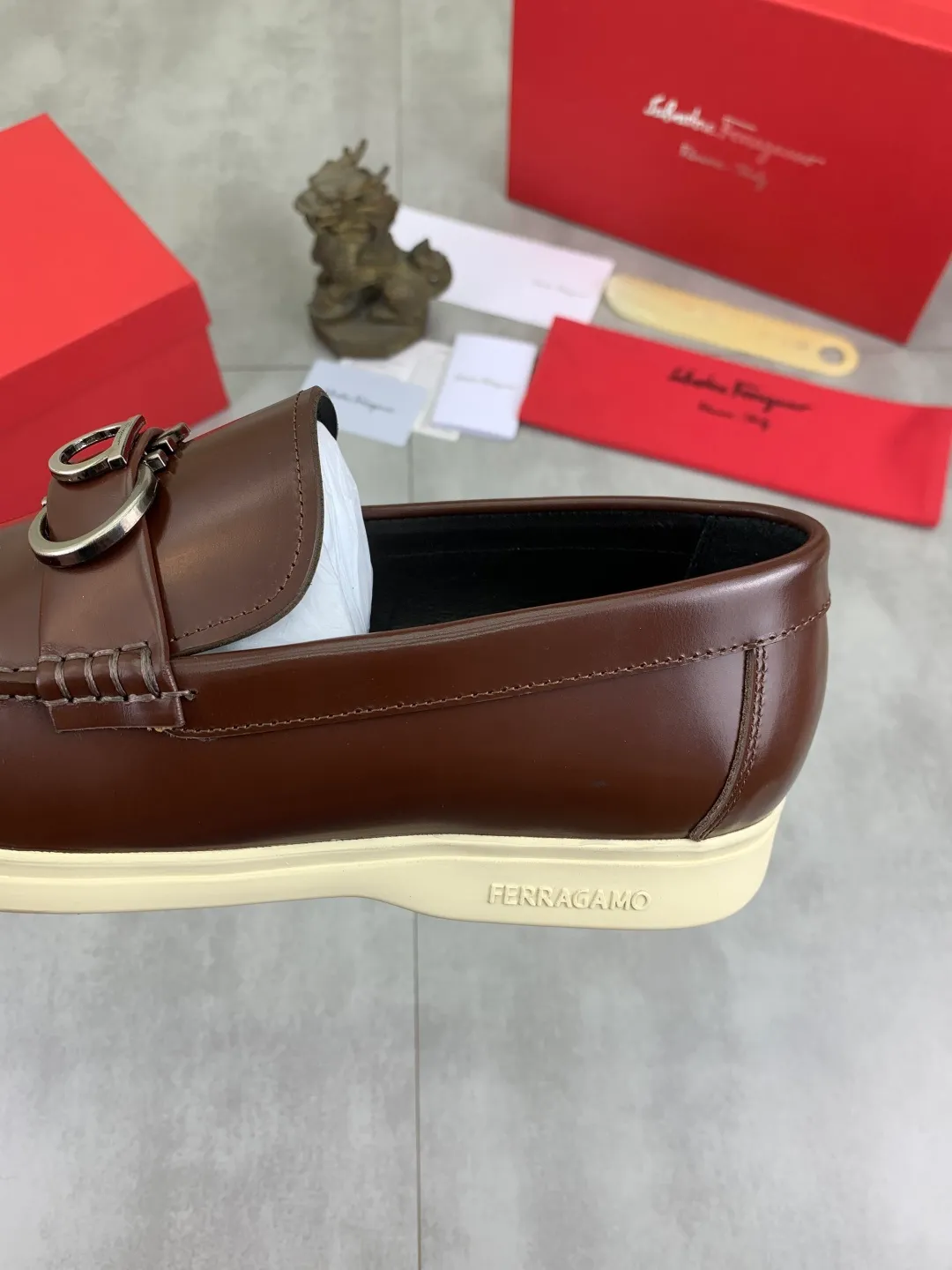 Men's Men's Shoes 💰P580💰[New Style] Water-dyed Niuli 🆘[Salvatore Ferragamo] Ferragamo's latest casual business leather shoes for men! Listed simultaneously! The fabric is made of specially imported original open-edge beaded calfskin, and the interior is made of imported water-dyed cowhide. It is absolutely luxurious and leads the fashion trend. Matching code: 38-44 (45 and 46 can be customized) Black, brown and burgundy colors available